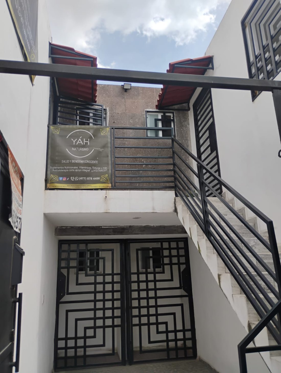Fachada de YÁH Naturismo, nuestro local en León